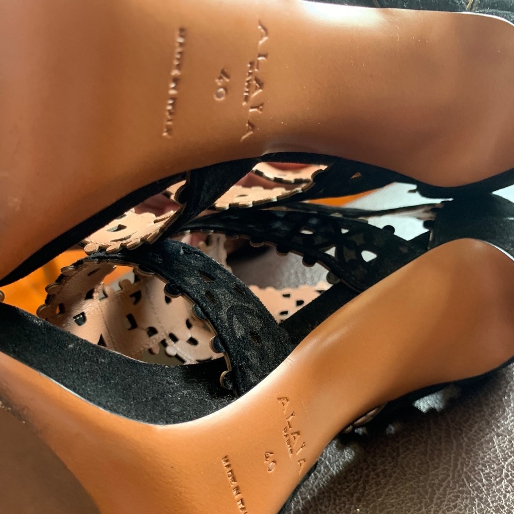🛑SOLD🛑 Alaia Black Suede Laser Cut Sandals Size - Picture 9 of 9